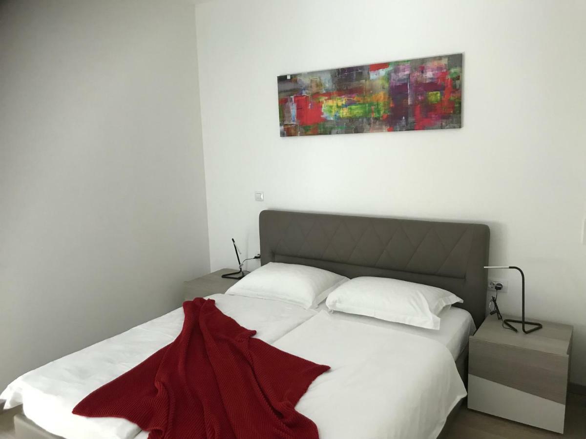 Blue Water Apartment Zrnovo Екстериор снимка